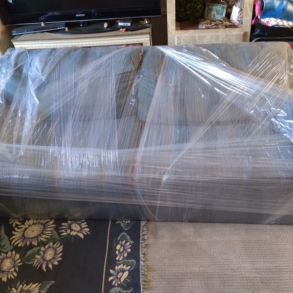 Blue couch - Picture 2 of 2